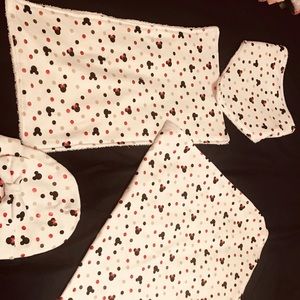 blanket to wrap baby with bib cap